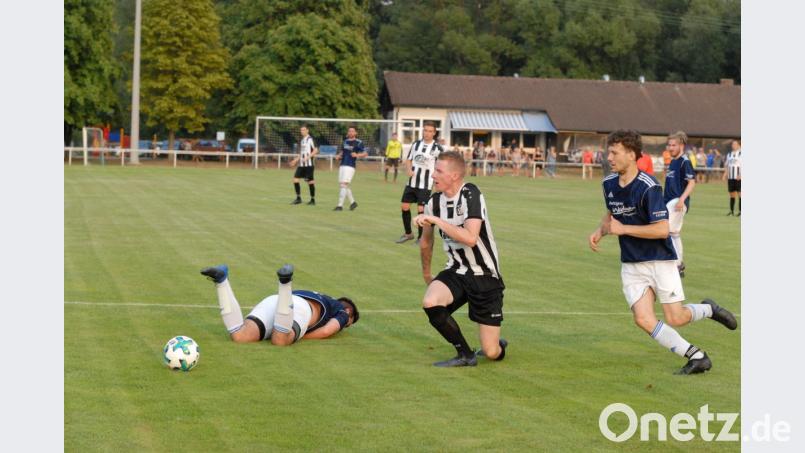 Maximilian Klebl (Mitte/Szene aus dem Spiel in Schirmitz) und seine Schwarzenfelder Teamkollegen wollen vor dem Spitzenreiter nicht in die Knie gehen. Sie rechnen sich gegen den FC Wernberg etwas aus. Bild: gb