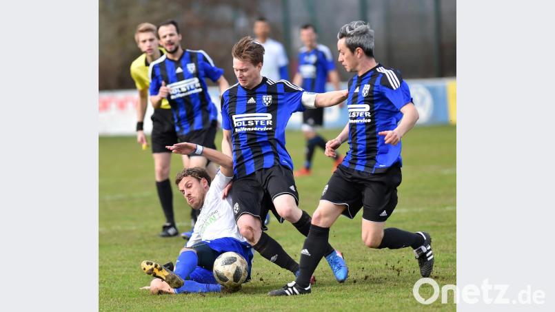 Auf den Einsatz von Bastian Dütsch (links, weißes Trikot) muss die SpVgg Schirmitz gegen Paulsdorf verzichten. Der Junior des Trainers ist krank. Bild: A. Schwarzmeier