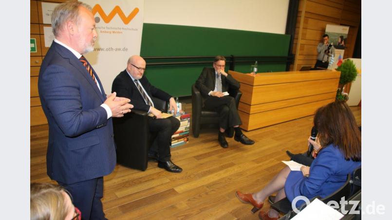 Moderator Prof. Dr. Bernt Mayer (links), Dekan der Fakultät für Betriebswirtschaft, moderierte das Europa-Gespräch zwischen dem ehemaligen tschechischen Kulturminister Daniel Herman (2. von links) und Matthias Riedl, Professor an der Central European University (CEU) in Budapest. Bild: jrh