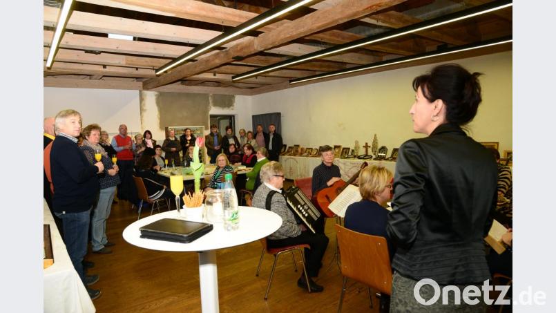 Bürgermeisterin Tanja Schiffmann (rechts) eröffnete am Montagabend im Steinstadl die Ausstellung "Klosterarbeiten". Bild: bey