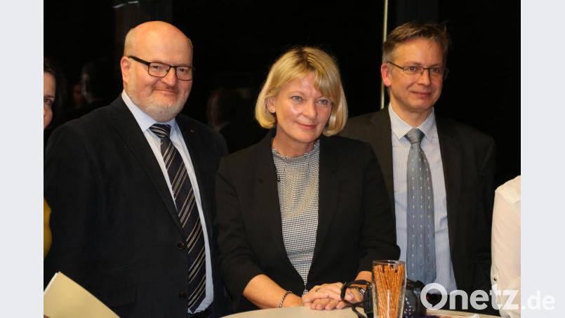 Tschechiens Kulturminister a.D. Daniel Herman (von links), OTH-Präsidentin Andrea Klug und Matthias Riedl, Professor an der Central European University (CEU) in Budapest. Bild: jrh