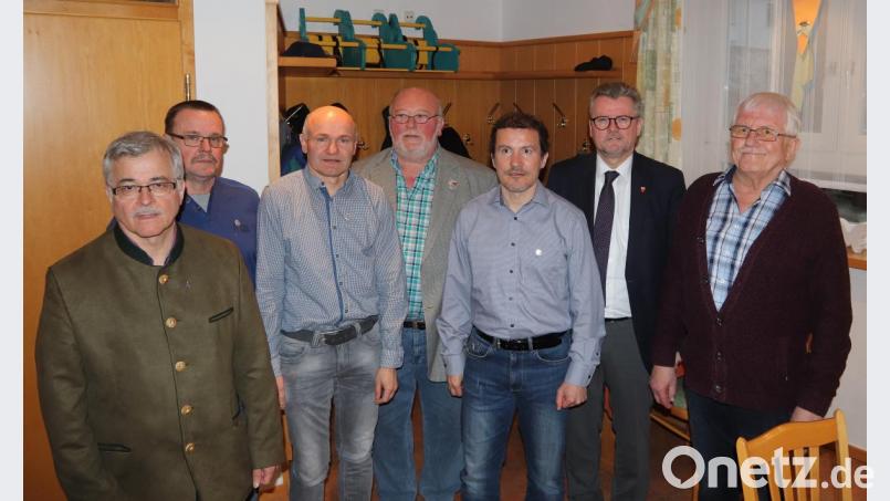 Auf 25 oder 40 Jahre blicken die Jubilare bei den Riglasbrünnern zurück. Von links Zweiter Vorsitzender Michael Scherer, Günter Hartmann, Georg Mutzbauer, Dieter Schlosser, Ludwig Mutzbauer, Bürgermeister Michael Göth und Erster Vorsitzende Otto Windisch. Bild: mfh