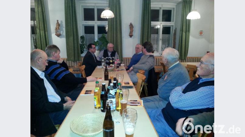 Obmann Paul Völkl (an der Stirnseite) freut sich, zum Pfarrkonvent Präses Konrad Amschl (links) und Bezirksobmann Max Pravida (rechts von ihm) begrüßen zu können. Bild: jzk