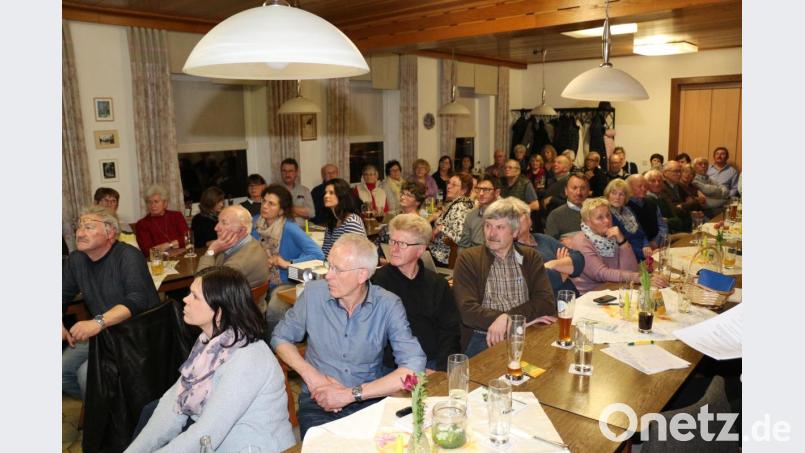 Prall ist das Gasthaus "Zur Fantasie" bei der Jahreshauptversammlung des OGV Kemnath. Eilig mussten immer wieder weitere Stühle für die Gäste geholt werden. Bild: rpp