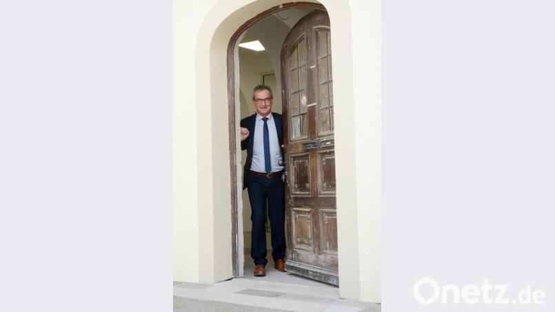 Rathaus Kemnath: Hereinspaziert: Bürgermeister Werner Nickl öffnet am 11. Mai für die Bürger die dann neue Tür des Rathauses. Bild: Gabi Schönberger