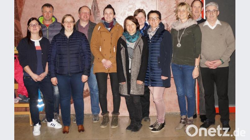 Rektorin Beate Vetterl (Dritte von rechts) freute sich über die Gründung des Fördervereins und dankte Vorsitzende Katrin Bücherl (Sechste von rechts) und der Vorstandschaft für die Bereitschaft, sich zu engagieren. Michael Albang und Johann Köppl (von rechts), die &quot;Paten&quot; des neuen Vereins, gratulierten zur Gründung. Bild: weu