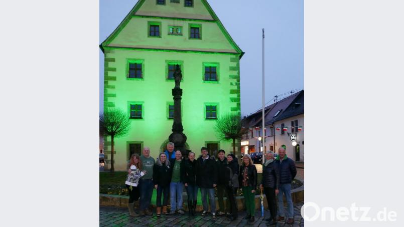 Zahlreiche Besucher bewundern am "St. Patricks Day" das grün beleuchtete Rathaus. Bild: mor