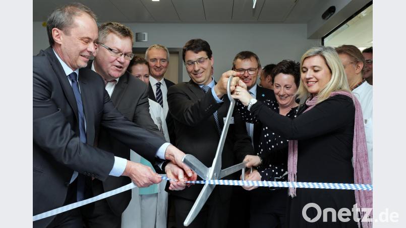 Die bayerische Ministerin für Gesundheit und Pflege (rechts) , Melanie Huml, eröffnet die neue Zentrale Notaufnahme des Klinikums St. Marien. Bild: Wolfgang Steinbacher