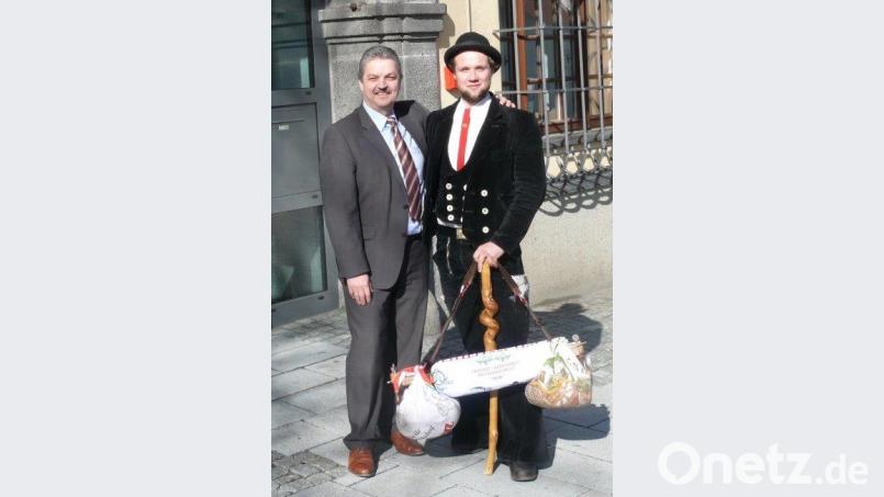 Kilian Steinpaß aus Marburg an der Lahn (Hessen) legte am Josefitag einen Zwischenstopp in Vohenstrauß ein. Bürgermeister Andreas Wutzlhofer unterstützte den jungen Mann auf seinem Weg zum Meister und beim Zoigl folgte eine spontane Einladung zum Übernachten. Bild: dob