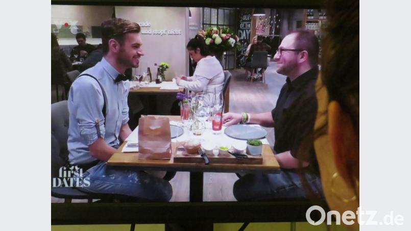 Dominic (links) beeindruckt Sascha bei „First Dates“ gleich mit seinem Outfit. „Cooler Style“, so der Kommentar des Frankfurters. Bild: bl
