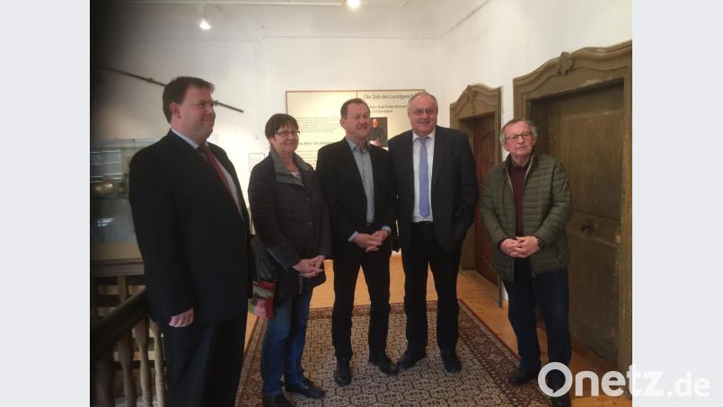 Der Vorsitzende des Fördervereins Schloss Burgtreswitz, Peter Garreiss (rechts), führte die Gäste von Bezirk Oberpfalz, mit Vizepräsident Lothar Höher (Zweiter von rechts) und Bezirksheimatpfleger Dr. Thomas Appl (links), durch das Schloss. Bild: gi