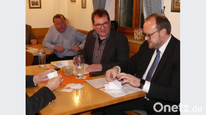 Die CSUler betrachten es als Ehre, dass Andreas Meier (von rechts), stellvertretender Bezirksvorsitzender der CSU und Landrat, sowie ihr Bürgermeisterkandidat Alexander Goller die Neuwahlen leiten. Bild: rn
