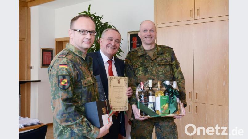Oberstleutnant Christian Kiesel (rechts) geht, Sven Zickmantel (links) übernimmt. OB Kurt Seggewiß wünscht sich, dass es mit dem neuen Chef der Ostmarkkaserne ebenso gut klappt, wie mit dem Vorgänger. Bild: Gabi Schönberger