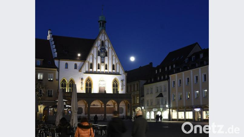 Der Vollmond am 21. Mörz über dem Rathaus von Amberg. Bild: Petra Hartl