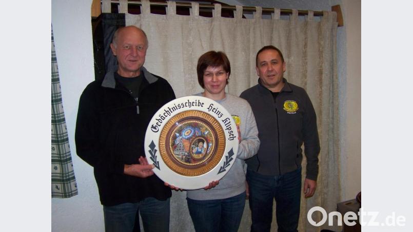 Die Heinz-Klipsch-Gedächtnisscheibe überreicht (von links) Adolf Klipsch an Christine Flierl. Schützenmeister Hans Roth gratuliert. Bild: rrd