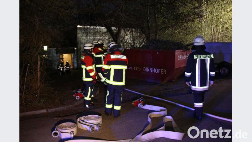 Die Einsatzkräfte löschen das Feuer an der Naabtalturnhalle. Bild: Alexander Auer