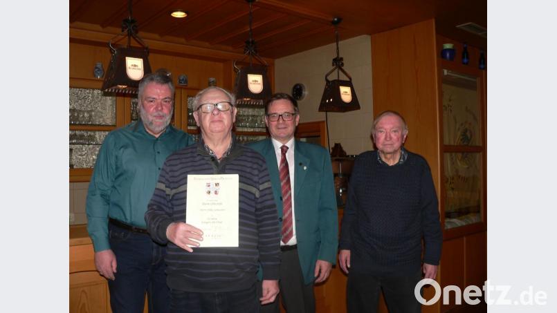 Für 50 Jahre aktives Singen im Männergesangverein &quot;Lyra&quot; erhält Felix Schmerber zwei Urkunden und Nadeln. Schriftführer Lutz Hengge (von links), Vorsitzender Hans-Georg Birkmüller und Stellvertreter Alfred Spindler gratulieren. Bild: mh