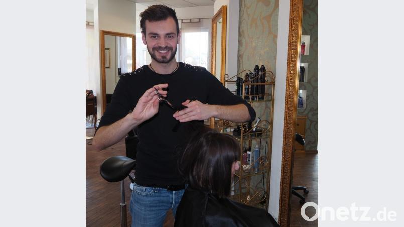 Friseurmeister Dominic Fellendorf, hier an seinem Arbeitsplatz im "Hair Charisma" in Schwarzenfeld, hat sich auf Anhieb gut mit dem Kandidaten verstanden, den Vox für ihn ausgewählt hatte. Bild: bl