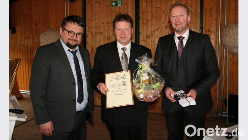 Stefan Schleicher (Bildmitte) wurde am Ende der Veranstaltung von Geschäftsführer Dr. Henning Wendt (rechts) und Aufsichtsratsvorsitzendem Bernhard Schrems zum Ehrenmitglied ernannt. Bild: wro