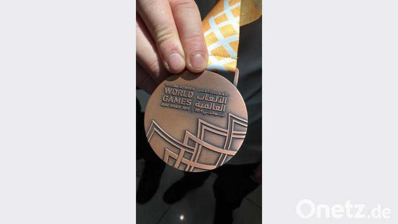 Das ist er also nun, der Beweis für den Erfolg: die Bronze-Medaille der Special Olympics World Summer Games in Abu Dhabi. Bild: wpt