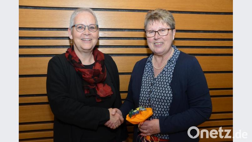 Dagmar Mittelmeier (rechts) ist seit 20 Jahren Mitglied im Philipp-Neri-Werk. Sie ist zwar damit kein Gründungsmitglied, aber seit vielen Jahren Schriftführerin. &quot;Du hast wertvolle Arbeit geleistet und wir sind froh, dass wir Dich in unseren Reihen haben“, lobte Vorsitzende Ulrike Kießling (links). Bild: dob