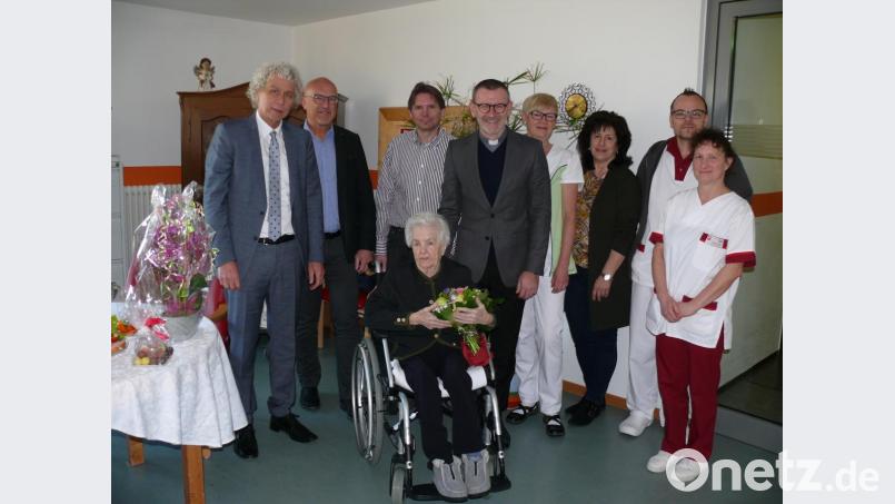 Von links: Landrat Wolfgang Lippert, Dritter Bürgermeister Bernhard Lux, Heimleiter Bernhard Riedl, Stadtpfarrer Thomas Vogl, Stationsleiterin Inge Schnur, Pflegedienstleiterin Andrea Eckstein zusammen mit zwei Pflegekräften. Bild: kgg