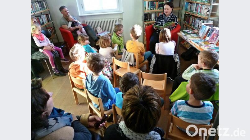 Angespannt lauschen die Kinder in der jüngsten Vorlesestunde den Erzählungen der &quot;neuen Märchentante&quot; Lisa Wilhelm. Nächsten Dienstag ist es wieder soweit. Bild: bph