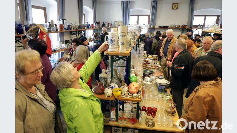 Von Porzellan bis Glas: Im großen Saal, in dem Haushaltswaren angeboten wurden, war der Andrang beim CVJM-Trödelmarkt besonders groß. Bild: Wolfgang Steinbacher