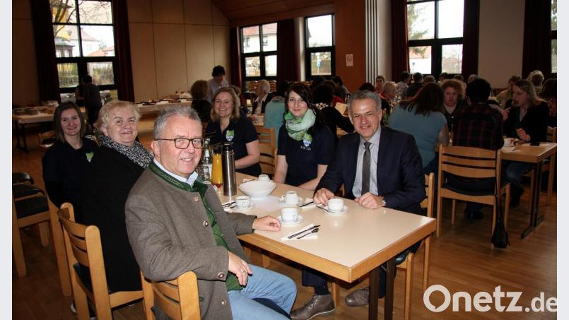 Unter den Gästen waren auch Bürgermeister Toni Dutz (vorne), Mitterteichs Rathauschef und stellvertretender Landrat Roland Grillmeier (rechts) und die Waldershofer Stadt- und Kreisrätin Angela Burger (vorne, Zweite von rechts). Bild: wro