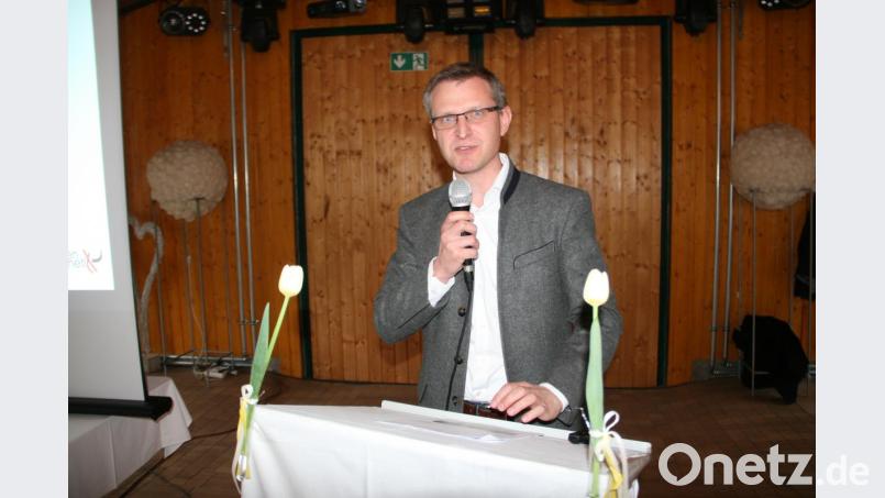 In seinem Vortrag erläuterte Konrad Bischof von der Memminger Besamungsgenossenschaft den Nutzen und die Chancen der genomischen Kuh-Lernstichprobe. Bild: wro