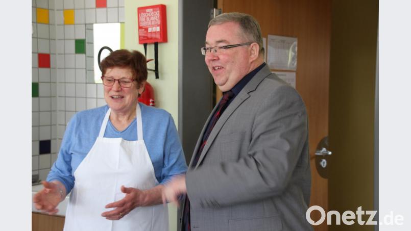 Bürgermeister Josef Reindl begrüßte die Seniorinnen und Senioren des AOVE-Kochkurses unter der Leitung von Roswitha Hubmann. Bild: Renate Scherer-Mende