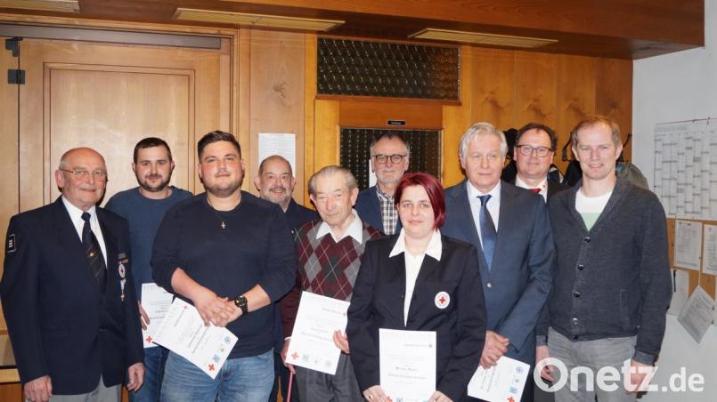 Bei der Hauptversammlung der BRK-Bereitschaft wurden einige Mitglieder geehrt. Das Bild zeigt von links Bereitschaftsleiter Karl Dietl, Fabian Lang, Johannes Brenner, Roland Krös, Georg Krös, Dr. Hans-Jürgen Loelgen, Miriam Maier, Dr. Franz Josef Putz, Kreisbereitschaftsleiter Willi Lang und Bürgermeister Konrad Kiener. Bild: exb