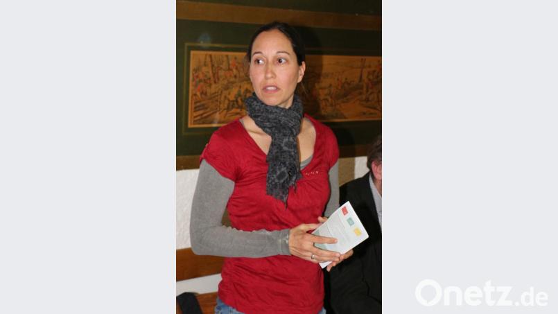 Zweite Vorsitzende Katharina Hage zeigt Fortbildungsmöglichkeiten auf Kreis-, Bezirks und Landesebene. Sie unterstützt ab sofort als ausgebildete Baumwartin Florian Frank. Bild: rpp