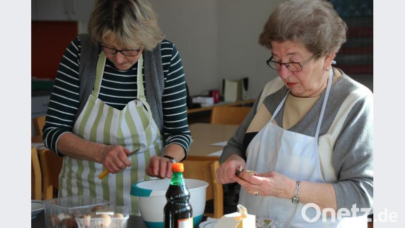 Fleißig bei der Sache waren die Teilnehmerinnen und Teilnehmer des Senioren-Kochkurses der AOVE in Schnaittenbach. Bild: Renate Scherer-Mende