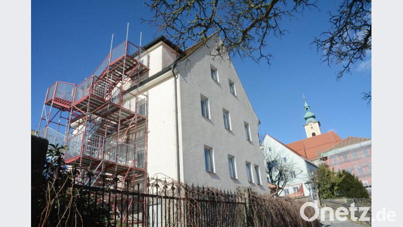 Rund 75 Buben und Mädchen des Kindergartens St. Joseph sind seit Monaten im ehemaligen Pfarrhof untergebracht. Die Genehmigung liegt aber erst seit Januar vor. Unter anderem musste eine 25 000 Euro teure Stahlrohrtreppe installiert werden. Schon im Vorfeld hatte es Diskussionen mit den Eltern wegen Schimmels in dem Haus gegeben. Bild: Gabi Schönberger
