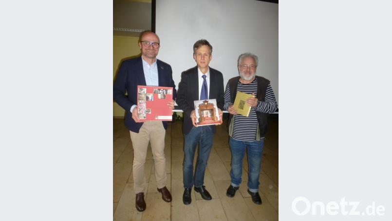 Der Historiker Dr. Stefan Benz von der Uni Bayreuth (Mitte) mit dem Vorsitzenden des Kulturförderkreises Schwarzhofen, Bürgermeister Maximilian Beer (links), und Ortsheimatpfleger Alfred Wolfsteiner. Bild: mad