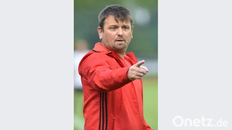 Roland Lang gibt die Richtung vor: Gegen die Panduren soll seine SV Grafenwöhr drei Zähler einfahren. Bild: A. Schwarzmeier