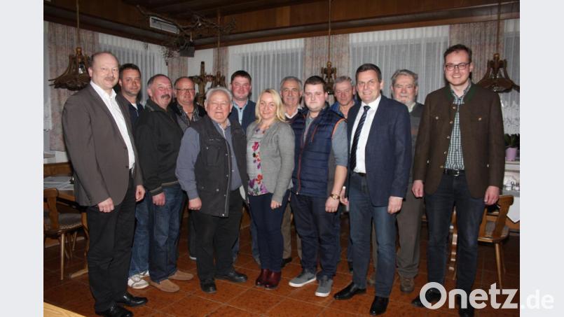 Robert Hechtl (links) bleibt als Vorsitzender an der Spitze des CSU-Ortsverbandes Wildstein. Als erste Frau in die sitzt Schriftführerin Lydia Wagner (Mitte) in der Vorstandschaft. Als Schatzmeister ist Johann Portner (Dritter von links) nach 36 Jahren verabschiedet worden. Den Gewählten gratulieren Europawahl-Listenkandidat Tobias Ehrenfried und Bürgermeister Norbert Eckl (vorne, von rechts). Bild: frd