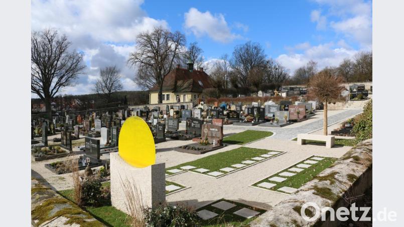Nach der Fertigstellung und dem Bau der Urnen-Gemeinschaftsanlage „Licht der Sonne“ im Friedhof (im Vordergrund) wurde eine neue Friedhofs- und Bestattungssatzung erarbeitet. Zum 1. April steigen die Grabnutzungsgebühren. Bild: bsc