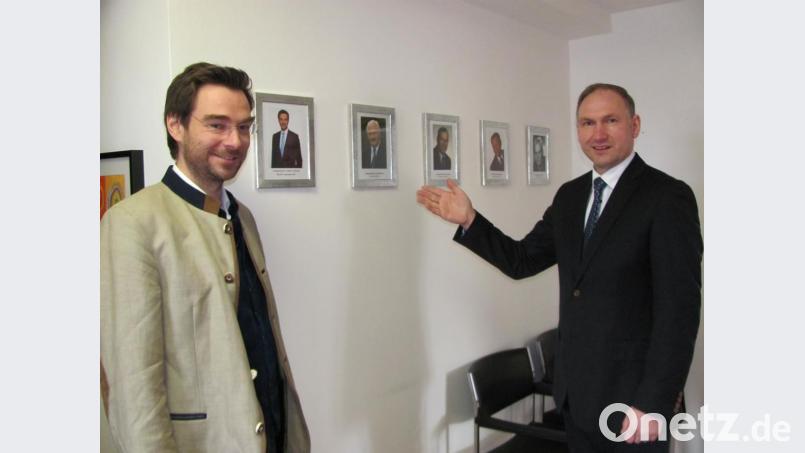 Seit kurzem ist die Bürgermeister-Galerie im Rathaus wieder komplett. MdL Stephan Oetzinger (links) freut sich, dass sein Portrait nun auch bei den Bildern aller amtierenden Bürgermeister seit 1945 hängt. Sein Nachfolger im Amt, Richard Kammerer (rechts), hoffte, dass es noch viele Jahre dauert, bis auch sein Foto dort angebracht wird. Bild: sei