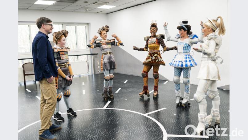 Veronika Rupprecht und Ralph Caspers dürfen einen Blick hinter die Kulissen von Starlight Express werfen Bild: WDR