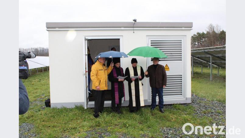 NEW-Vorstandsvorsitzender Helmuth Wächter, die Pfarrer Hartmut Klausfelder und Heribert Stretz sowie Udo Greim von der Bürger eG (von links) bei der Weihe des neuen Solarparks. Bild: exb