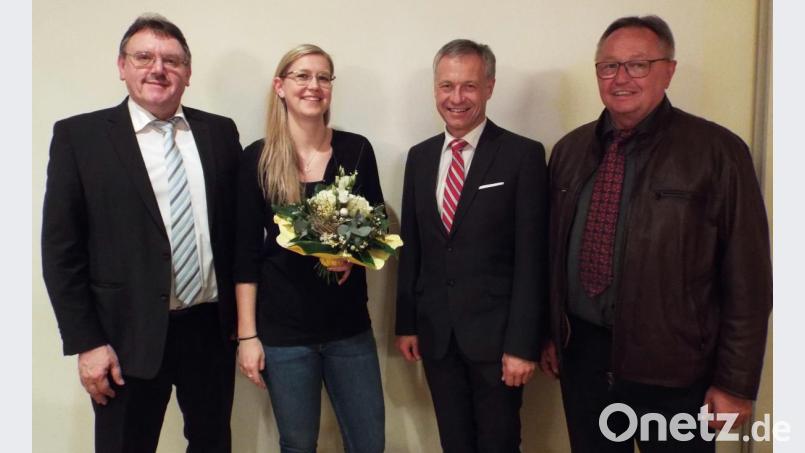 Lisa Weiß mit den drei Bürgermeistern Bild: e