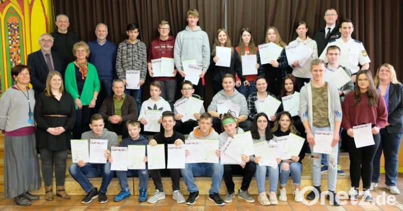Sie alle leisten einen wertvollen Beitrag für eine funktionierende Schulfamilie. Die mit Urkunden ausgezeichneten und ehrenamtlich tätigen Schülerinnen und Schüler der Grund- und Mittelschule Schwarzenfeld mit Ehrengästen bei der &quot;Dankeschön-Feier&quot; Bild: mab
