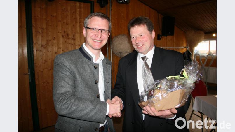 Vorstandsvorsitzender Stefan Schleicher (rechts) hatte für Referent Konrad Bischof ein Geschenkkörbchen vorbereiten lassen. Bild: wro