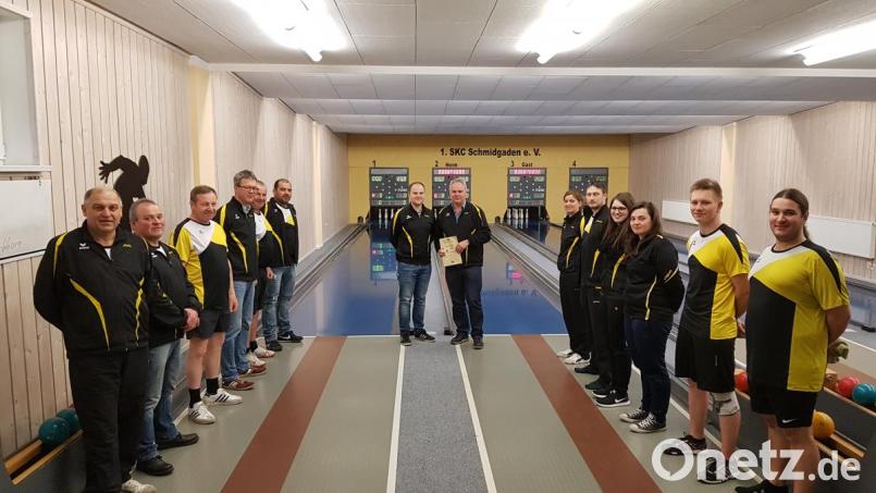 Josef Piehler (rechts) absolvierte für den SKC Schmidgaden 700 Punktspiele. Sportwart Tobias Braun (links) nutze das Derby zwischen den SKC Mannschaften für die Ehrung. Bild: exb