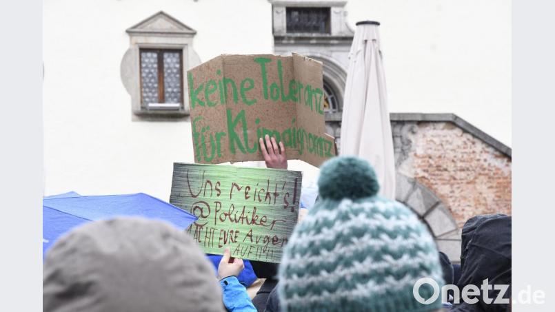 Schüler machten sich während der Unterrichtszeit zur Demonstration für den Klimaschutz auf. Die Hans-Scholl-Realschüler waren nicht dabei. Bild: Petra Hartl
