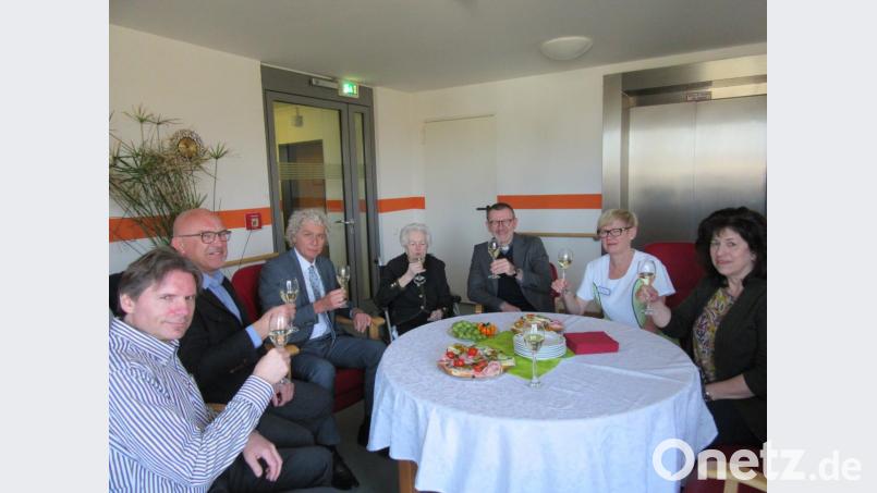 Zum 100. Geburtstag ließ sich die Jubilarin ein Gläschen Sekt schmecken und stieß mit den Gratulanten an. Bild: kgg