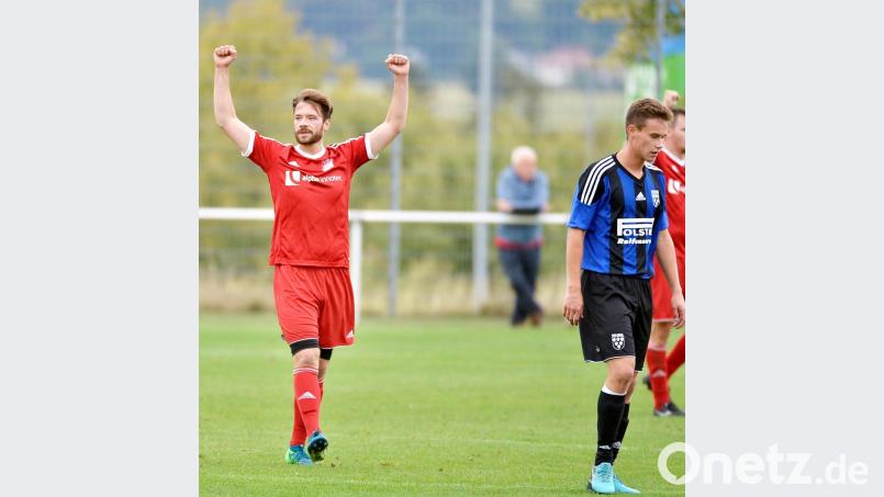 Ein jubelnder Patrick Grieshaber vom SV Inter Bergsteig Amberg (links), hängende Schultern und gesenkter Blick dagegen beim enttäuschten Kastler Maximilian Geitner nach dem Hinspiel. Das gewann die Bergsteig-Elf mit 1:0. Bild: Hubert Ziegler