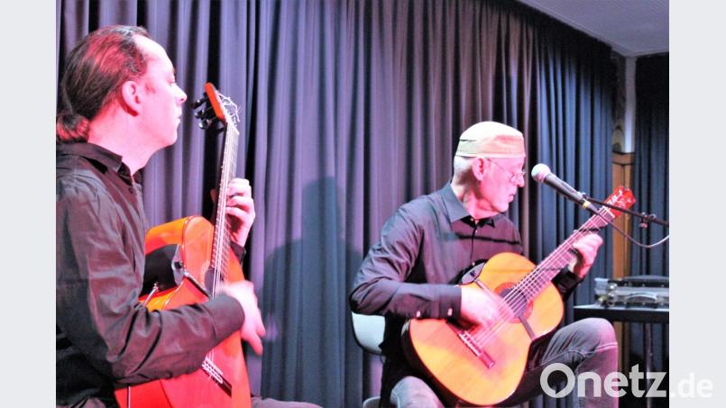 Bernhard „Potsch“ Potschka (rechts) und Frank Müller-Brys streichen und zupfen die Saiten auf virtuose Art und Weise. Bild: stg